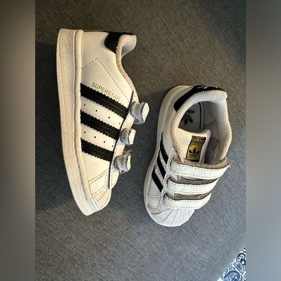 Adidas superstar todler shoes in very good used condition - Picture 4 of 5